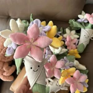 꽃을 들고 있는 발렌타인데이 신상 영원한 꽃 웨딩 시뮬레이션 부케 플러시 장난감 생일 선물 소녀용