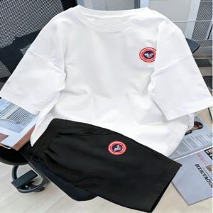 남성용 데일리 캐주얼 컴포트 코디 세트, 크루넥 티셔츠 & 엘라스틱 허리 반바지 (가슴 부분 원형 엠블럼 프린트)
