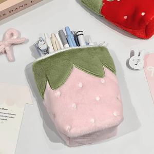 일본식 빈티지 딸기 모양 세로형 필통, 부드러운 플러시 디자인, 핑크와 레드 색상으로 제공, 넘어지지 않는 안정적인 세로형 디자인, 문구류, 휴대폰, 화장품, 저널링 용품, CCD 포인트앤슛 카메라 등을 수납할 수 있는 넉넉한 용량, 충격 방지 및 긁힘 방지, 휴대 가능하고 다용도로 활용 가능, 달콤하고 귀여우면서도 실용적, 일상 학습, 사무 업무, 여행에 적합