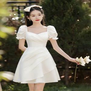 우아한 흰색 웨딩드레스, 퍼프 소매와 레이스 헴라인이 있는 등록용 짧은 여성 드레스, 중국 브랜드