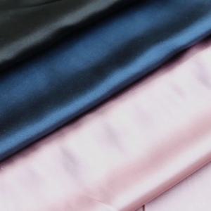 100% 순수 실크 소재의 고급 새틴 원단으로, 드레스나 치파오 제작에 적합합니다. 폭은 114cm, 두께는 16mm이며, DIY 의류 제작에 사용할 수 있는 천연 실크 원단입니다.
