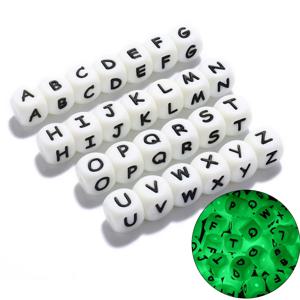 10pcs 아기 빛나는 실리콘 구슬 편지 젖꼭지 12mm 알파벳 맞춤 이름 DIY Teether 젖니가 남 구슬 장난감 선물