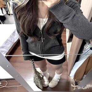 레트로 체크무늬 후드 그레이 니트 가디건 여성 슬림핏 한국 스타일 봄 상의 따뜻함이 느껴지는 부드러운 긴팔 니트웨어