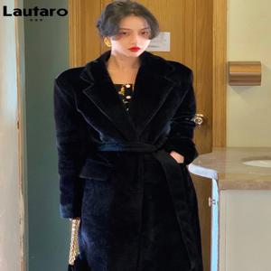 Lautaro 겨울 오버 사이즈 롱 블랙 소프트 인조 모피 트렌치 코트 여성용 긴 소매 새시 캐주얼 세련된 한국 패션 2021