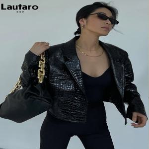 Lautaro 봄 가을 짧은 멋진 세련된 반짝 이는 반사 악어 인쇄 특허 Pu 가죽 자켓 여성 활주로 패션 2023