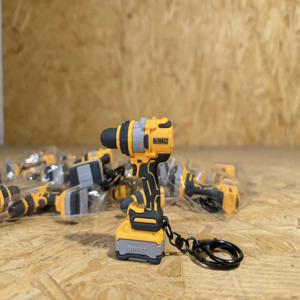 DEWALT DCD1007 전기 드릴 모델 열쇠고리 펜던트는 고무 소재로 제작되었으며 검정색 걸이 링이 있습니다.