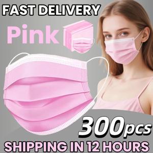 빠른 배송! 300개입 분홍색 일회용 보호 마스크 - 3중 레이어로 통기성이 좋고 편안하며, 조절 가능한 귀걸이와 안전하게 고정되는 코 패드 - 가정용으로 저렴하게 구매 가능하며, 대량 구매 가능하며, 야외 활동, 가정, 출퇴근, 사무실, 학교, 남녀 공용 및 스타일리시하게 사용하기에 적합합니다.