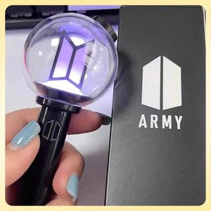 핫 미니 케이팝 아미 버전 4 라이트스틱 라이트업 야광 펜던트 키체인 키링 팬들을 위한 콘서트 휴대용 장식 선물