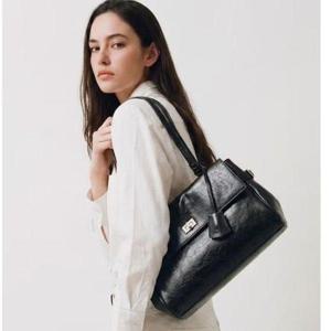 갤러리아_헤지스핸드백 HIBA6F157BK [H-ORA] 오라 커뮤트 레더 블랙 숄더백 M