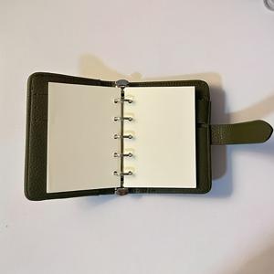 TEMU 올리브 그린 M5 루스リー프 노트북, 메모장 플래너 다이어리, 인조 가죽 표지 및 골든 스파이럴 제본의 소형 휴대용 포켓 노트북, 평면 펼침 지원. 루스リー프 디자인으로 내지 페이지를 자유롭게 교체할 수 있으며, 두꺼운 소재로 내구성이 뛰어나고 휴대가 간편하여 저널링, 일정 계획, 필기 작성에 적합
