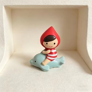TEMU 귀여운 리틀 레드 RIDING HOOD 돌고래 장식, 미니 레진 데스크탑 장식, 사무실 책상 차량 창의적인 소형 장식, 만화 리틀 레드 RIDING HOOD 소녀 돌고래 피규어, 힐링 스타일 데스크탑 장식, 집 현관 TV 캐비닛 장식
