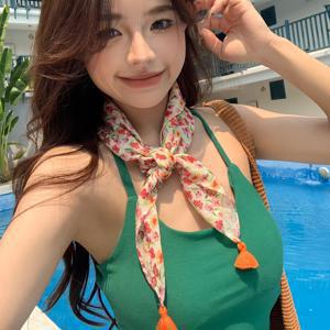 TEMU 원조 플로럴 패턴이 돋보이는 한국 디자인의 산뜻하고 스타일리시한 작은 사각 스카프. 봄, 여름, 가을에 활용하기 좋은 여성용 다용도 헤드스카프입니다.