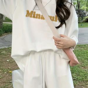 TEMU 여성용 Y2K 오버사이즈 티셔츠 - 화이트 라운드 넥 반팔 'MINIATURE' 골드 프린트, 봄/여름 캐주얼 착용용 통기성 원단, 귀여운 반팔 탑, 쉬운 관리 소재, 가벼운 의류