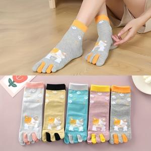 TEMU 트렌디한 강아지 디자인의 여성용 미드 카프 5발 양말 5켤레 세트. 사계절 내내 착용하기 적합하며 요가 및 야외 활동에 완벽하며 스타일리시한 웨이브 패턴이 특징입니다.