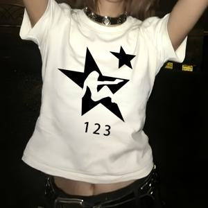 TEMU 아메리칸 스트리트 스타일 쿨 스타 피규어 123 프린팅 패턴 슬림핏 크롭 탑, 유니크한 니치 디자인 크루넥 베이스 레이어 셔츠, 스케이트보드, 스트리트 스타일, 음악 페스티벌, 라이브 하우스, 친구 모임용, 최신 봄/여름 여성 티셔츠, 단품