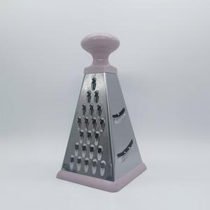 TEMU 튼튼한 8인치 스테인리스 스틸 4-in-1 사다리꼴 그레이터 및 슬라이서. 스타일리시한 핑크 사다리꼴 엣징 미끄럼 방지 받침대 주방 도구 슬라이서로, 감자, 오이, 치즈, 초콜릿 및 기타 야채를 쉽게 다지울 수 있습니다.