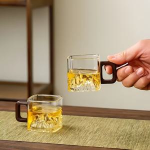 TEMU 고붕규산 유리 찻잔 2개 세트, 4oz, 나무 손잡이가 있는 정사각형 산 전망 유리컵, 가정 및 사무실용 찻잔, 냉온기 내열성, 차와 커피 이중용도, 창의적인 풍경 디자인, 아침 식사용 우유컵, 주스컵, 세척이 쉬운, 가정용으로 적합한 스타일리시한 물컵