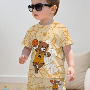 TEMU 남아용 창의적인 옐로우 라인 베어 패턴 프린트 디자인, 반팔 풀오버 셔츠와 스포츠 반바지 세트, 어린이를 위한 적합한 의류 선물. 편안한 원단으로 제작되어 여름에 이상적이며, 이 여가복 및 스포츠용 2피스 세트는 야외 활동에 완벽합니다