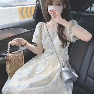 TEMU 여름 휴가 프렌치 스타일 스퀘어넥 플로럴 원피스 여성용, 허리 라인 강조 디자인과 부드러운 퍼프 소매가 특징이며 해변에 완벽합니다.