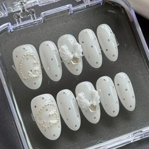 TEMU 10개 숏 아몬드 네일, 핸드메이드 누름식 인조네일 세트, 별, 조개껍질, 라인스톤 장식이 있는 순백색. 체인. 결혼식 하객, 발렌타인데이에 완벽. 인조 손톱. 우아함을 추구하는 & 코켓 미학 애호가에게 이상적