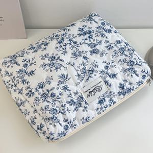 TEMU 플로랄 랜덤 프린트 퀼팅 멀티펑셔널 대용량 여행 메이크업 백 세트, 멀티펑셔널 토트백, 휴대용 화장품 가방. 넓은 오프닝 디자인, 화장품 및 생리대에 적합. 필수 여행 메이크업 백, 화장품 정리함, 메이크업 파우치. 사무실 출퇴근, 기숙사, 보석 보관, 욕실 화장품, 어머니날 선물, 발렌타인데이 선물, 휴가 메이크업 백에 적합