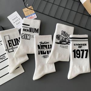 TEMU 1977 레터스 트렌드 남성용 미드 튜브 양말 5켤레, 스타일리시하고 편안한 남성 스타킹, 캐주얼 복장 및 학생용 양말