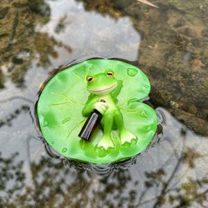 TEMU 대추잎에 앉아 맥주병을 잡고 있는 개구리 레진 피규어 (단품). 정원, 수영장, 연못, 화분 장식에 이상적입니다. 재미있는 디자인으로 부활절, 할로윈, 크리스마스 선물로도 좋습니다.