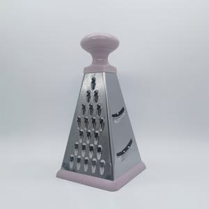TEMU 튼튼한 8인치 스테인리스 스틸 4-in-1 사다리꼴 그레이터 및 슬라이서. 스타일리시한 핑크 사다리꼴 엣징 미끄럼 방지 받침대 주방 도구 슬라이서로, 감자, 오이, 치즈, 초콜릿 및 기타 야채를 쉽게 다지울 수 있습니다.