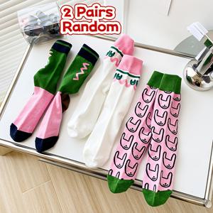 TEMU 랜덤 핑크 그린 컬러 블록 여성용 미드 카프 추상 만화 토끼 미드 카프 인스 트렌디 양말 2켤레