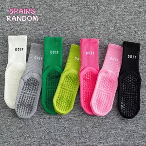 TEMU 여성용 중목 요가 양말 5켤레 랜덤 세트, 레터링 프린트, 통기성, 흡습성, 높은 신축성, 발바닥 실리콘 미끄럼 방지 입자 포함
