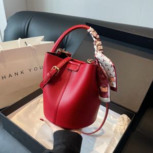 TEMU 여성용 크로스바디 백, 웨딩 및 어머니를 위한 새로운 데일리 핸드헬드 버킷백, 다용도, 데일리 외출 및 스타일링에 이상적, 휴일 선물로 최고의 선택. 랜덤 스티칭 디테일