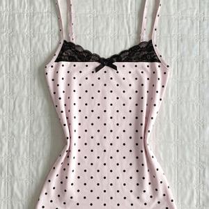 여름용 소프트 핑크 폴카 도트 레ース 스파게티 스트랩 탑, 블랙 리본 포함, 소녀스러운 슬림핏 숏 안감 탑