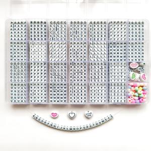 TEMU 1600개 5X5mm 아크릴 레터 비즈 세트 - 흰색 배경에 검은색 글자, 주얼리 제작, 팔찌, 펜던트 및 장식 공예용 사각 비즈 - 비즈 키트