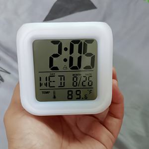TEMU 색상 변경 LED 디스플레이 알람 시계, 온도/습도 + 날짜 + 알람 이중 디스플레이, 정사각형 플라스틱 탁상용 장식, 귀여운 만화 디자인, 배터리 작동식(AAA 배터리 미포함), 가정, 사무실, 생일 및 졸업 선물용, 재미있는 책상 액세서리