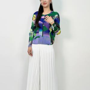 TEMU 추상 예술에서 영감을 받은 컬러 블록 프린트, 주톤은 보라색과 녹색이며, 노란색, 분홍색, 파란색 컬러 블록과 짝지어졌습니다. 흐르는 기하학적 수채화 그림과 같은 느낌이며 시각적 효과를 주지만 과도한 혼란을 주지 않습니다. 라운드넥과 긴소매 오픈 스타일