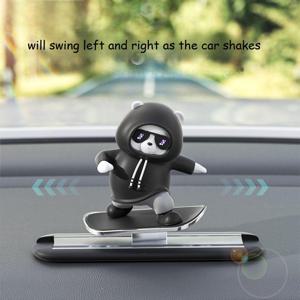 TEMU 귀여운 판다 스케이트보드 대시보드 장식 - 검은색 후드티를 입은 만화 판다가 특징이며, 자가 접착식으로 간편하게 부착할 수 있어 스케이트보드 디자인으로 사무실과 침실에 재미있는 터치를 더합니다.