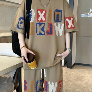 TEMU 캐주얼하고 다재다능한 디자인의 투피스 스포츠 레터 세트. 더 큰 사이즈에 적합하며 여름 남성 스포츠웨어에 완벽하며 반팔 티셔츠와 트레이닝 반바지 포함.