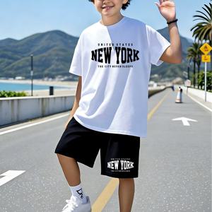 TEMU NEW YORK City 프린트가 있는 반팔 티셔츠와 블랙 반바지 세트로 구성된 트렌디한 레트로 캐주얼 남아복. 편안한 여름 야외 활동에 완벽합니다.