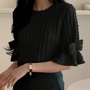 여성용 퍼프소매와 리본장식이 있는 티셔츠