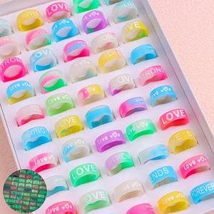 TEMU 50개 세트의 스타일리시하고 사용하기 쉬운 컬러풀 탄성 야광 실리콘 반지. 십대와 청소년 모두에게 적합하며 스포츠, 일상적인 모임, 야외 활동에 완벽합니다. 배송은 무작위입니다. 청소년용, 십대용