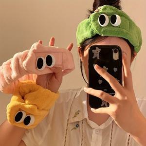 TEMU 귀여운 플러시 헤어밴드, 큰 눈이 특징이며 세안 또는 마스크를 바르기 위해 머리를 묶을 때 완벽합니다. 부드러운 섬유로 제작된 트렌디한 디자인으로 머리 스타일링 및 클렌징을 위한 매력적인 액세서리입니다.