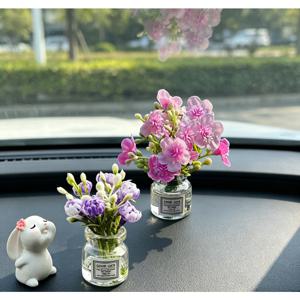 TEMU 일본 스타일 귀여운 차량 내부 장식, 3개 세트. 귀여운 토끼와 핑크 복숭아꽃과 장미꽃 장식된 꽃병 장식품 포함, 여성용 고급 후방 거울 펜던트 추가. 섬세하고 따뜻한 선물 옵션