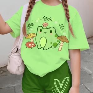 TEMU 여아용 반팔 티셔츠와 반바지 세트입니다. 장난기 넘치는 개구리 프린트와 하트가 특징이며, 여름에 완벽하며 야외 활동에도 좋습니다. 녹색 색상이 특징입니다.