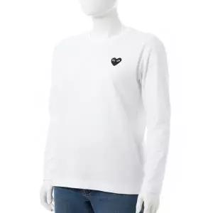 [알렉산더맥퀸]COMME DES GARCONS 26SS 블랙하트 와펜 긴팔 티셔츠 AX T120 051 2 P1T120 AZ 822121
