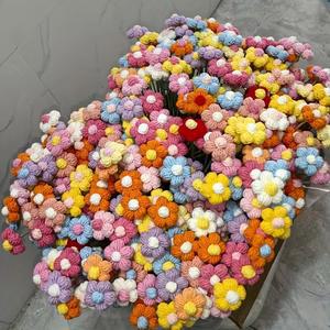 크로셰꽃다발 손으로 뜨개질한 50개 공예 의류 장식 가정 장식에 발렌타인데이와 추수감사절에 이상적