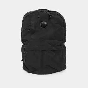 [CP COMPANY]CP컴퍼니 26FW 렌즈와펜 나일론B 남성 백팩 RCCMAC737A 005269G 999