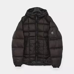[CP COMPANY]CP컴퍼니 26FW 렌즈와펜 DD쉘 후드 패딩 남성 자켓 RFCMOW702A 110416A 999