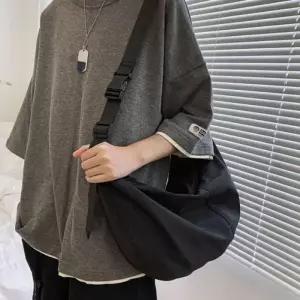[아우트_66]반달 캐주얼 슬링백 이어폰 홀더힙색 자전거