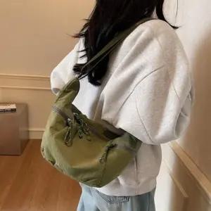 [아우트_66]백 그린 여행용 크로스백 여성 반달 데일리