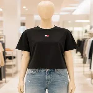 타미힐피거 타미진 박시핏 뱃지 센터로고 크롭 반팔 티셔츠 여성 TOMMYTTO126W1 230513